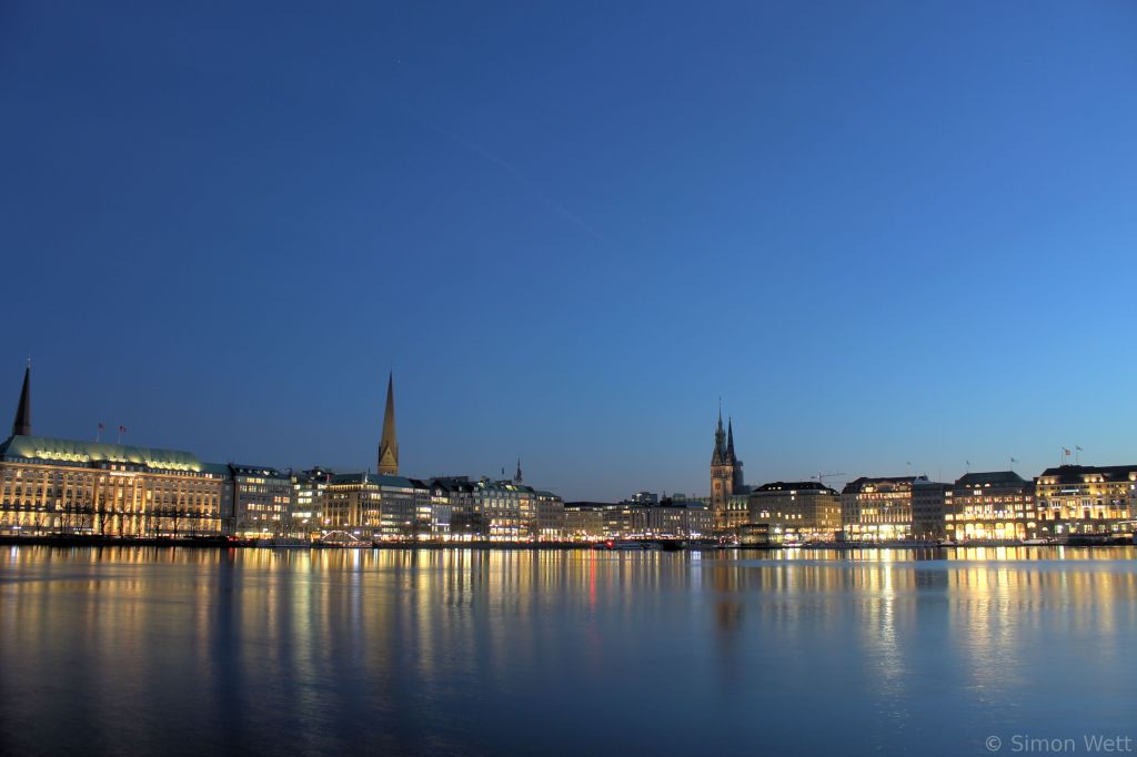 Binnenalster2_pregamma_1_fattal_alpha_1_beta_0.9_saturation_0.88_noiseredux_0.1_fftsolver_1